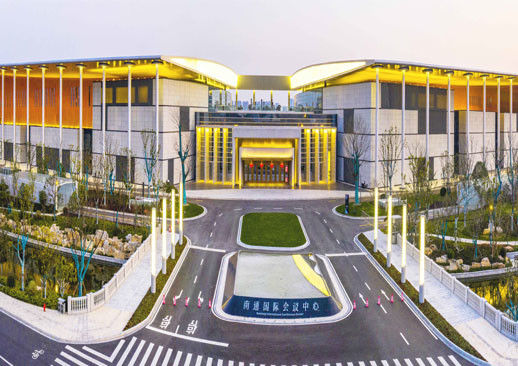A forma de um pavilhão com duas asas organiza a função e o espaço da Convenção e Exposição Internacional de Nantong Ce